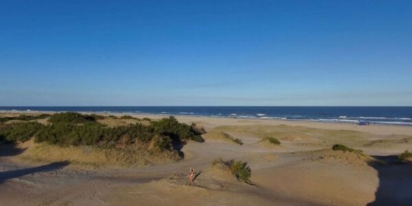 Una playa solitaria y con arena fina, a tan solo 30 minutos de Pinamar, una opción ideal para una escapada de relax